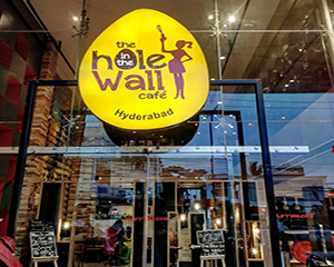 Pet-Friendly-Hole-in-the-Wall-Café